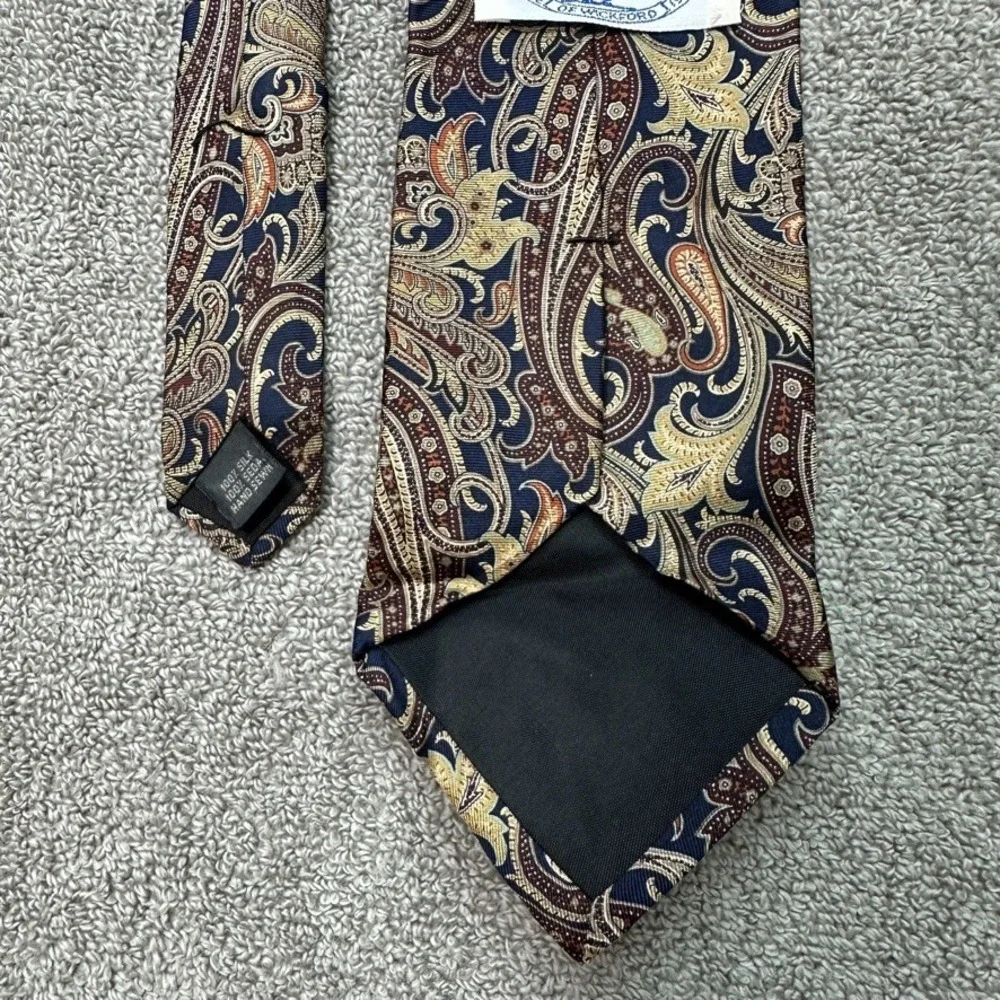 Wilsons of Wickford Mens Silk Tie Navy Blue Gold Paisley Hand Sewn RN 88048
